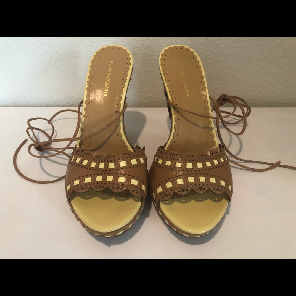BCBG Max Azria heels 💛 Delicate flower detail